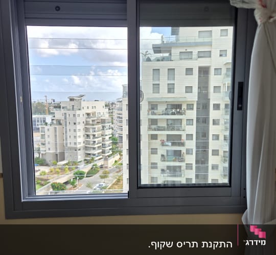 חלון אלומיניום הזזה עם סורגים שקופים ורשת הגנה